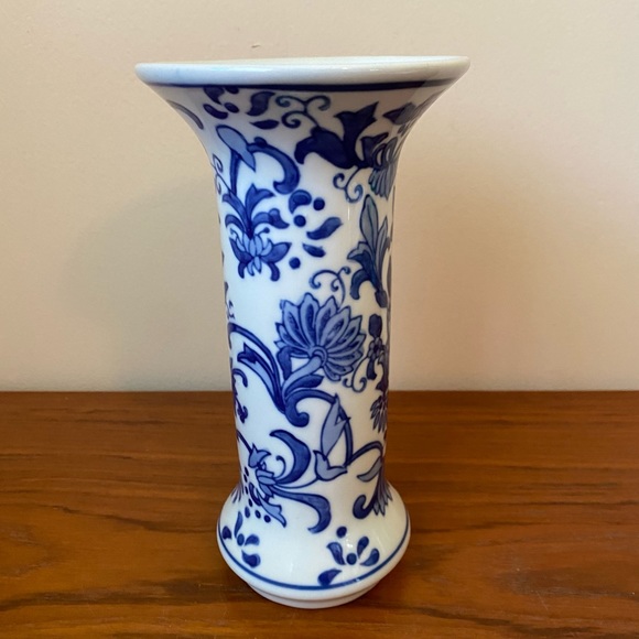 ☘️VTG Chinese Blue & White Hand Painted Porcelain Floral Pattern Vase - Picture 2 of 4